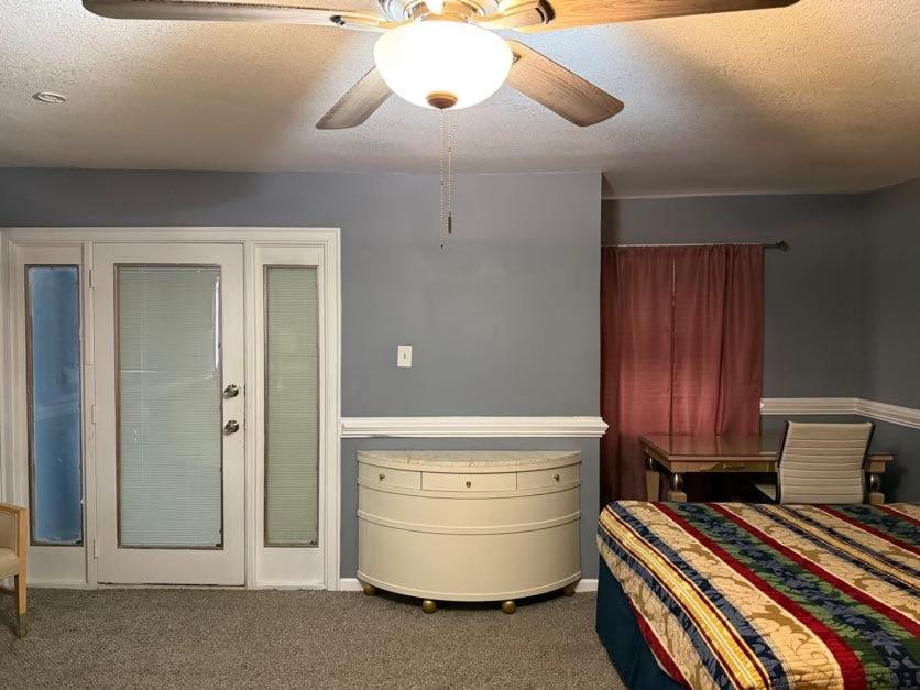 Stylish Remodeled 23 Large Beds Near Elvis Presley *
