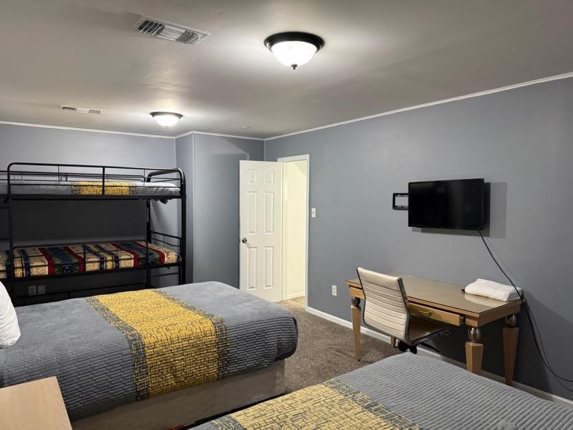 Stylish Remodeled 23 Large Beds Near Elvis Presley