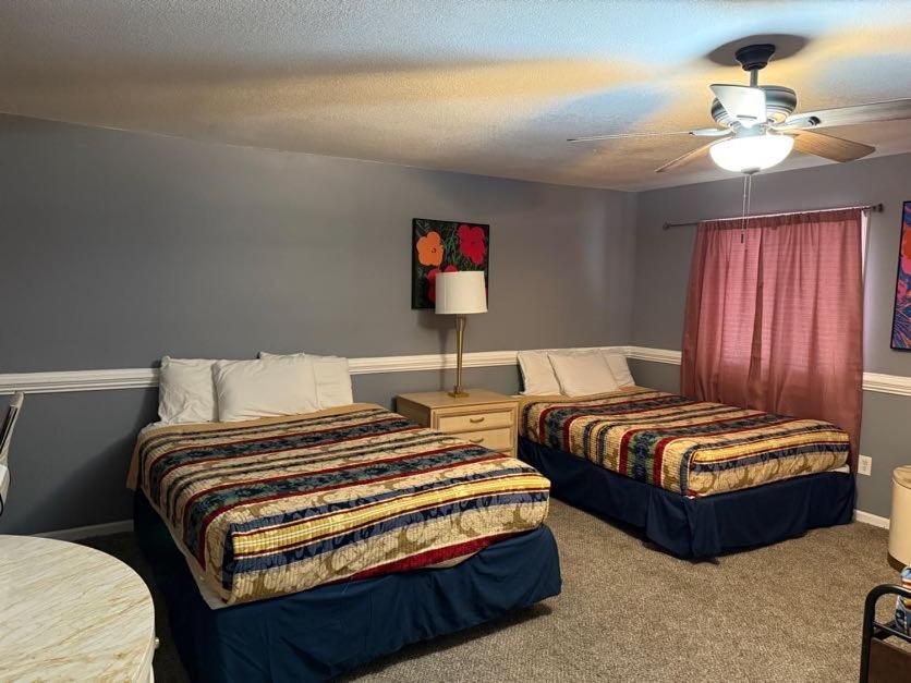 Stylish Remodeled 23 Large Beds Near Elvis Presley *