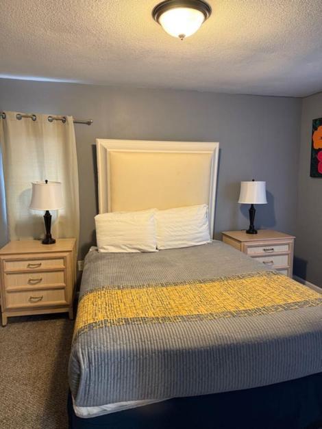 Stylish Remodeled 23 Large Beds Near Elvis Presley *