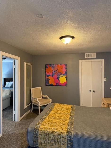 Stylish Remodeled 23 Large Beds Near Elvis Presley *