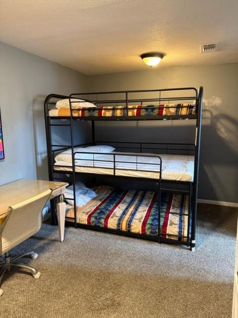 Stylish Remodeled 23 Large Beds Near Elvis Presley *