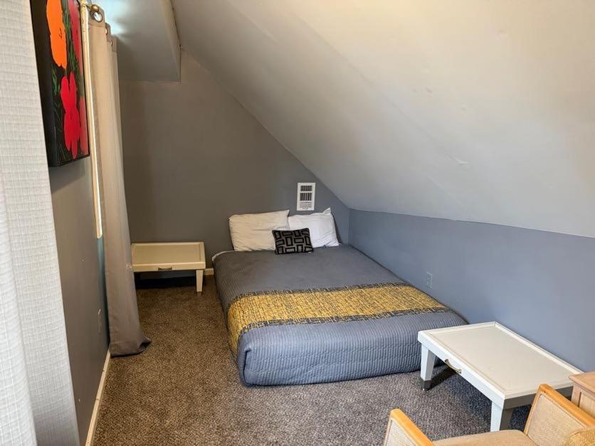 Stylish Remodeled 23 Large Beds Near Elvis Presley