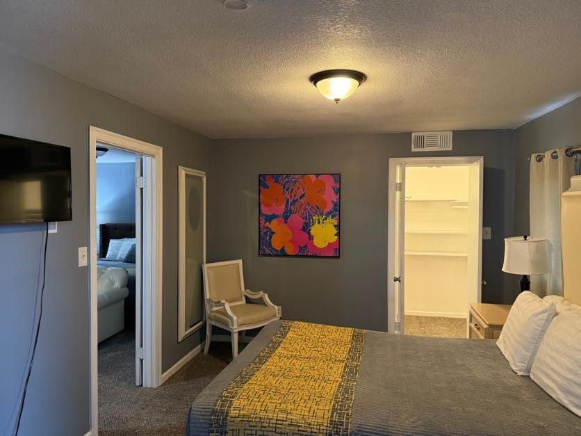 Stylish Remodeled 23 Large Beds Near Elvis Presley Holiday home