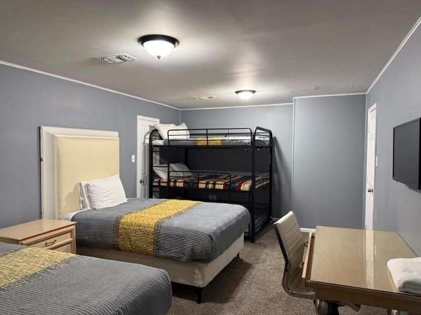 Holiday home Stylish Remodeled 23 Large Beds Near Elvis Presley