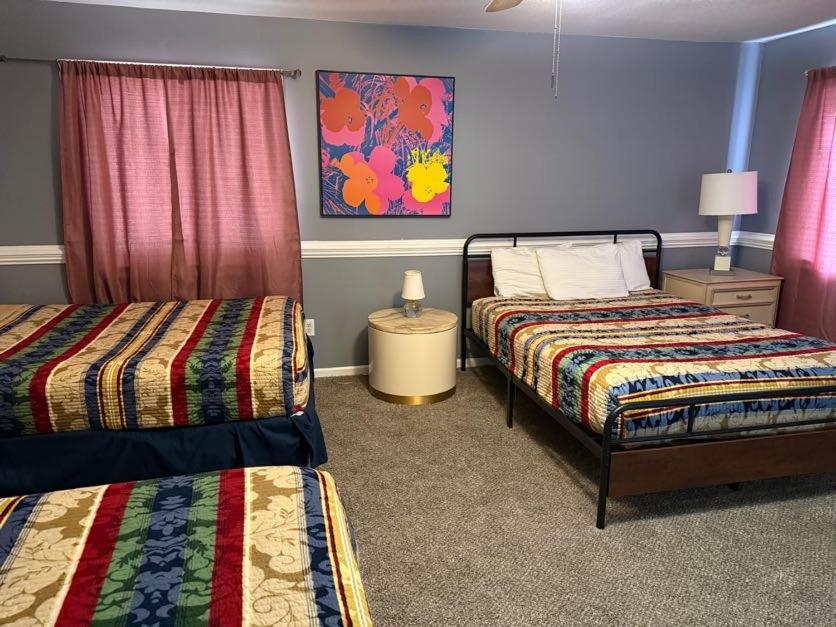 Stylish Remodeled 23 Large Beds Near Elvis Presley Holiday home *