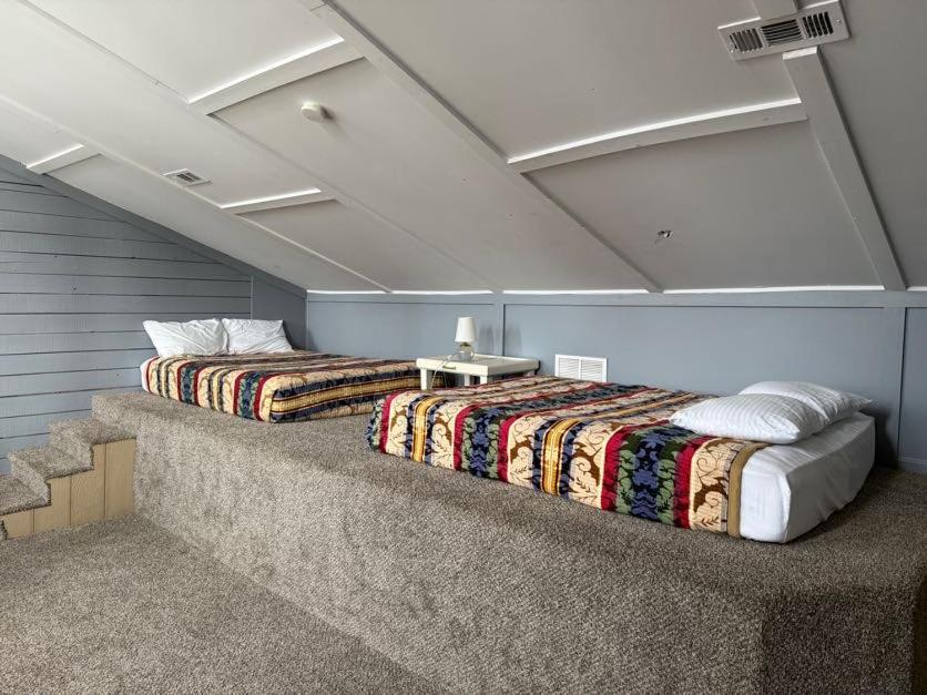 Stylish Remodeled 23 Large Beds Near Elvis Presley *
