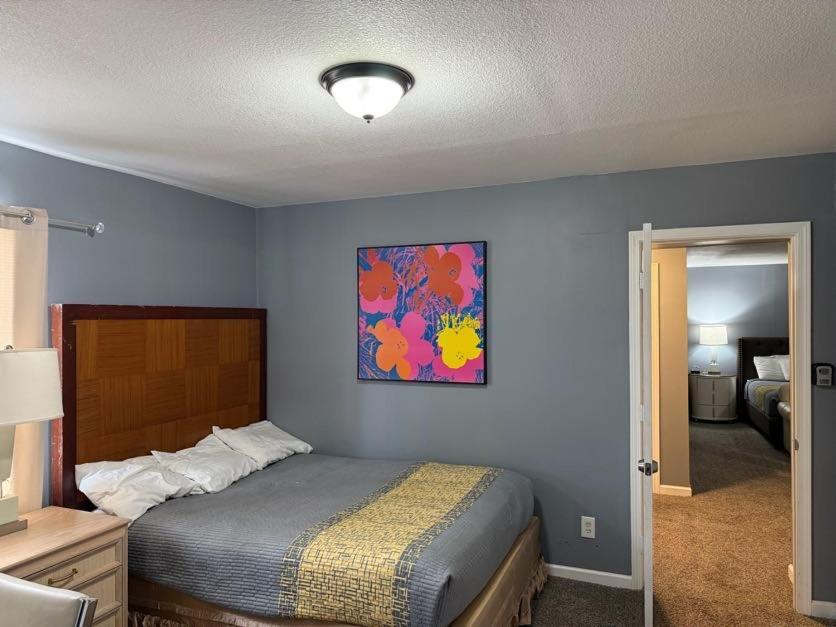 Stylish Remodeled 23 Large Beds Near Elvis Presley