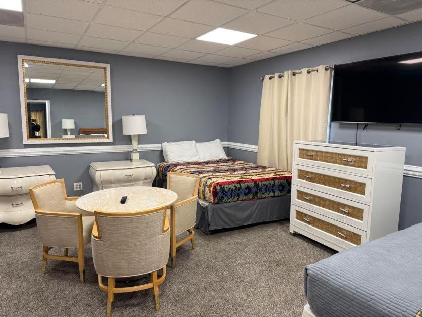 Stylish Remodeled 23 Large Beds Near Elvis Presley Holiday home