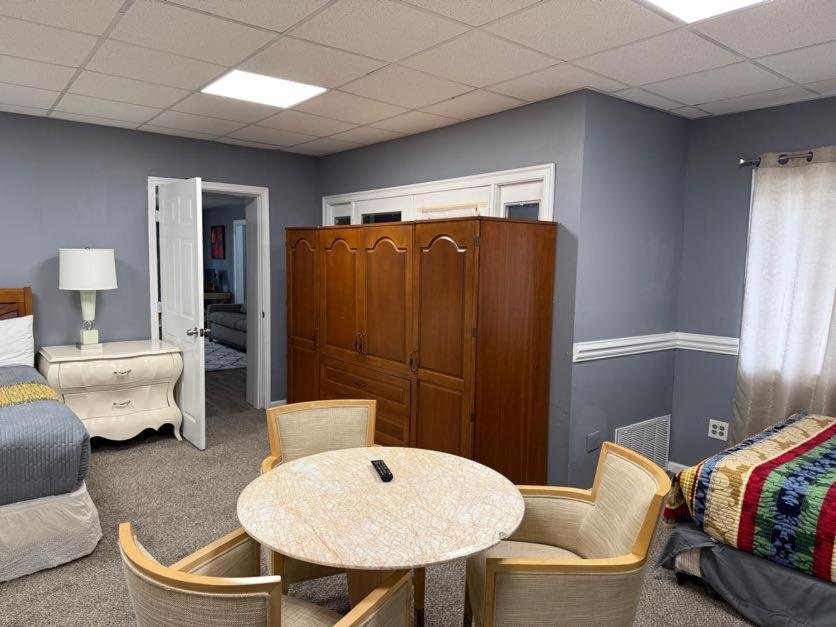 Stylish Remodeled 23 Large Beds Near Elvis Presley *
