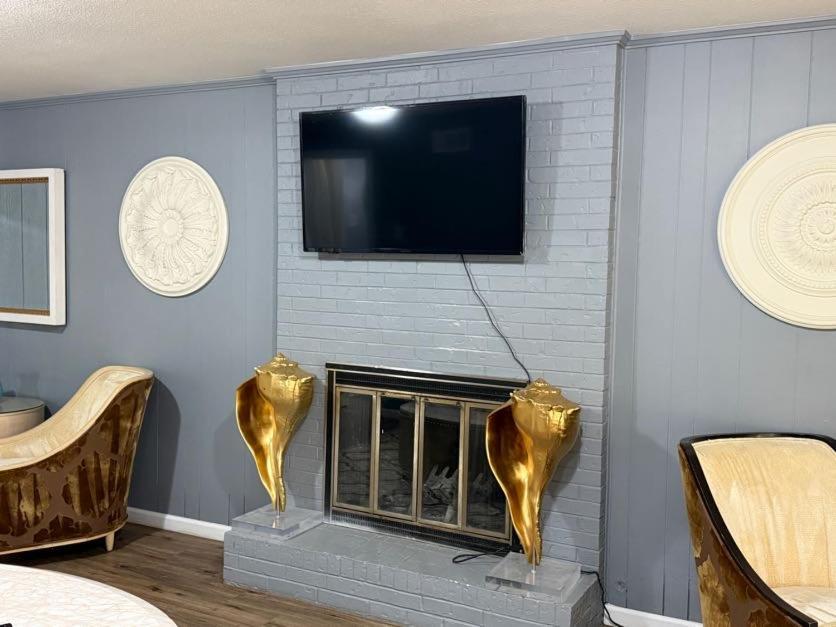 Stylish Remodeled 23 Large Beds Near Elvis Presley Holiday home