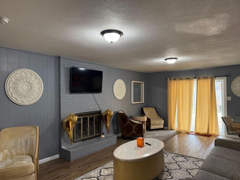 Stylish Remodeled 23 Large Beds Near Elvis Presley Memphis