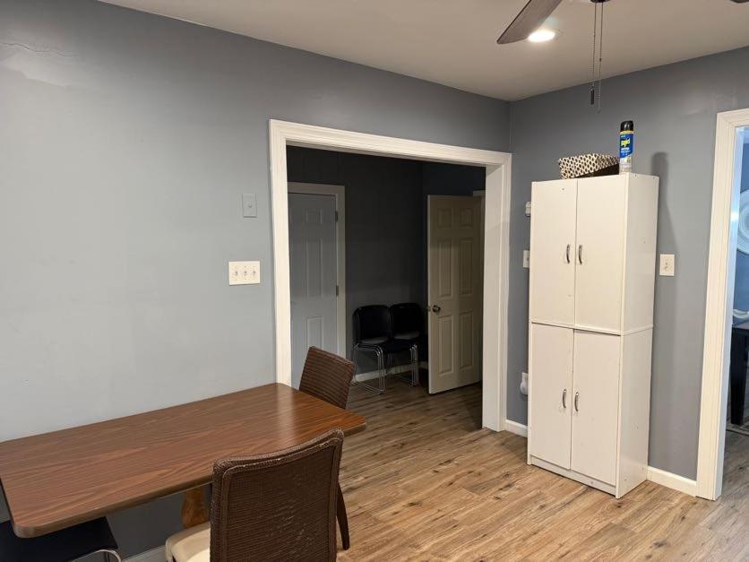 Stylish Remodeled 23 Large Beds Near Elvis Presley *