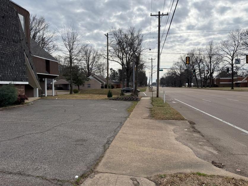 Stylish Remodeled 23 Large Beds Near Elvis Presley *
