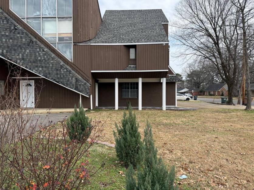 Stylish Remodeled 23 Large Beds Near Elvis Presley *